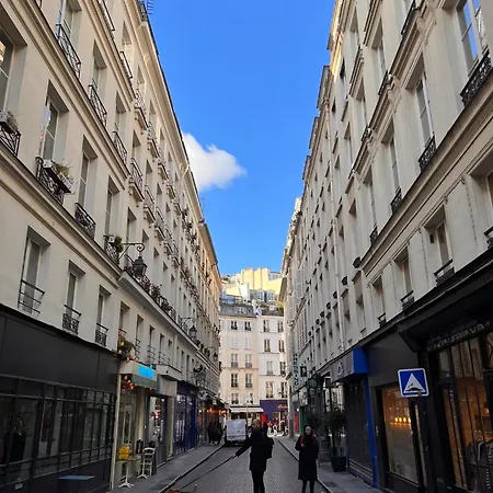Luxe Louvre Apartment Paris