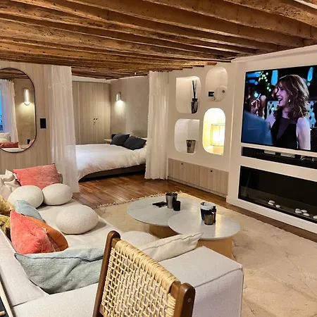 Luxe Louvre Apartment *