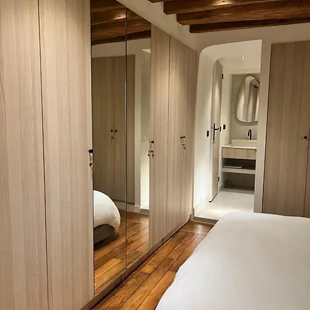 Luxe Louvre Apartment Paris